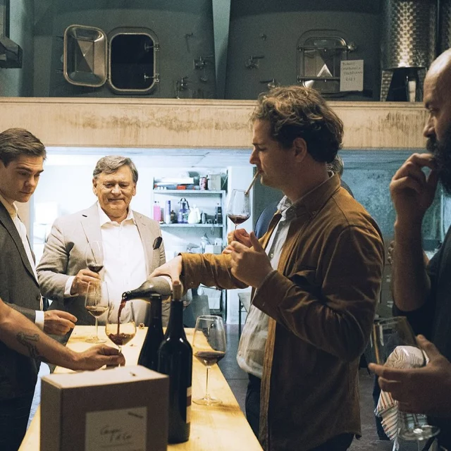 🍇 TORSDAG 5/12 får vi besök av Theo Habsiger från Fattoria di Caspri i Toskana 🇮🇹

Röda och vita viner kommer hällas på glas och halvglas under hela kvällen och extra varma vibbar utlovas för att kompensera minusgraderna.

I byn Montevarchi, ca 45 min söder om Florens, har Fattoria di Caspri sina vingårdar där fokus ligger på biodynamisk odling och alla druvor är handplockade, spontanjästa och alltid lagrade på äldre ekfat innan buteljering.
Främst odlas Sangiovese, Canaiolo, Trebbiano och Malvasia men imorgon finns även möjligheten att testa en riktigt grym Pinot Noir.

 Välkomna till Ringvägen/Katarina Bangata🍷🚬

/ @ring_katarina 
@vd.wines 
@fattoriadicaspri 

🍷🍷🍷🍷🍷🍷🍷🍷🍷🍷🍷🍷🍷
