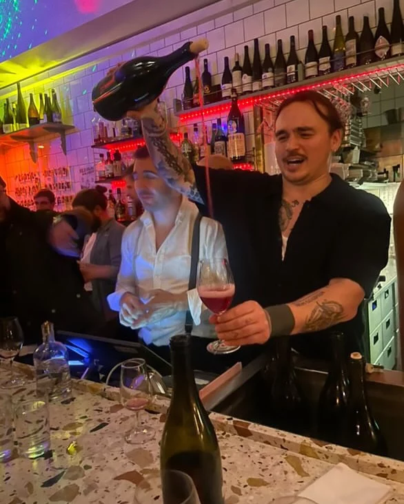 Med 2024 snart i backspegeln kan vi med säkerhet konstatera att vi har haft ett riktigt riktigt kul år. 
Mängder av gästspel, sjukt mycket god mat och gott vin, fester, fantastiska gäster som besökt oss ända in i mål nu i december.
Tack för allt alla inblandade! 🫶🏻

Nu kör vi denna helg och även nästa fredag-lördag innan vi bommar för året, och från den 2/1 tar vi 2025 med storm ⭐️
Nästa år då jävlar..