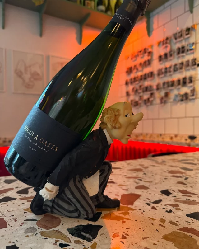 Var nyårsbubblet lite av en besvikelse? VILKEN TUR då att de godaste bubblorna finns kvar att smaka! 
Ett par flaskor av bästa Nicola Gatta lassades precis in genom dörren och finns att tillgå för de som önskar en liten pick me up under års-starten.
Från Lombardiet just i utkanten av Franciacorta har vi 100% Pinot noir, 70 månar på jästfällning och en stund på gamla fat för pricken över i. Gott som fan.

I övrigt kör vi på som vanligt nu efter helgerna och det är varmt och trevligt på Katarina Bangata 66 ska ni veta.

Välkomna!

@nicola_gatta_metodo_classico 
@torchiavino