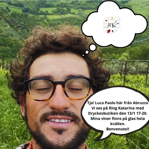 💭Luca dreams of Södermalm🍷

Årets första gästspel går av stapeln måndag 13/1 när ingen mindre än Luca Paulo från Agricola Caprera i Abruzzo besöker oss tillsammans med energiknippet @crew82 och @dryckesbutiken_sverige 

Lucas viner kommer finnas på glas mellan 17-20 för alla som törstar efter något italienskt värmande i snörusket.
De vita vinerna är mineraliska, komplexa, kryddiga och fräscha.
De röda är friska med intensiv frukt, hög drickbarhet men med en seriös struktur.

Som alltid går det utmärkt att få vinerna på halvglas/helglas/flaska till snälla januaripriser.

Boka bord eller droppa in!
Benvenuto! 🍷🍷🍷🍷🍷🍷🍷🍷🍷
/ @ringkatarina 
@dryckesbutiken_sverige 
@agricolacaprera 

🍇 Om vinbonden;
Luca Paolo köpte denna historiska men övergivna jordbruksmark år 2012. Platsen är omgiven av 2 majestätiska nationalparker, som bara ligger några kilometer från Adriatiska havet. 
Idag driver han verksamheten tillsammans med sin kollega Alfonso.

Det fanns inga befintliga vingårdar på denna mark, så Luca och Alfonso började plantera på sluttningarna av San Gasso- och Maiella-bergen 2014. De använde massurval från gamla vingårdar för att få en genetisk mångfald och vinstockar som är anpassade till de lokala förhållandena. 2016 gjorde de sina första viner. Idag har de totalt 23 ha mark och 4,5 ha av dessa är planterade med vinrankor.

https://www.agricolacaprera.it/en/