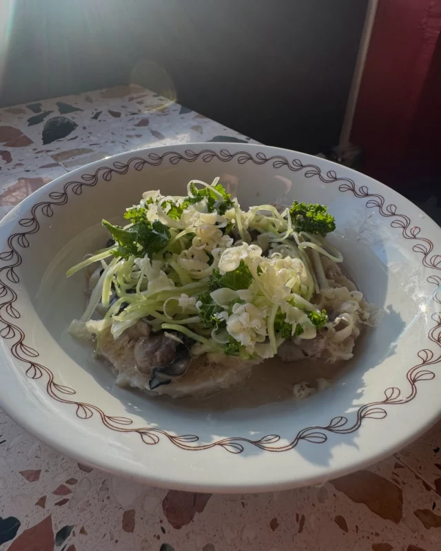 Knödel med Wrångebäcksost, svart trumpetsvamp, kumminpicklad kål.

Ackompanjeras gärna av ett glas amontillado från Bodegas Barón