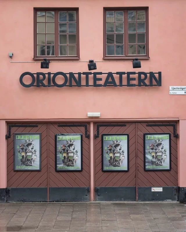 TEATERSITTNING på Ring Katarina För alla besökare på Orionteatern finns möjlighet att boka en set meny hos oss i samband med föreställningen. Länken till bokningen får du i din bekräftelse vid ditt biljettköp hos Orion. Teatermenyn består av en 3-rätters middag, anpassad efter säsong och går att boka före eller efter ditt besök på Orion. 2-3 minuters gångavstånd. Besök orionteatern.se eller @orionteatern för aktuella shower och förställningar Varmt välkomna till Orionteatern och Ring Katarina!