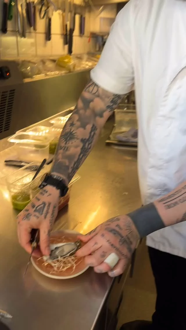 Idéale ostron från Marennes med Marlon’s nam jim på menyn i helgen. 🦪🦪🦪 För övrigt är VINÖST och GENERÖST kvällens ledord - viner från flasklistan öppnas gärna och hälls på glas i rasande tempo denna vårfredag ☀️ Fullbokat är det, stämningen i luften bådar för en riktigt bra fredag-lördag. Drop-in borden suktar efter alla er som inte gjort planer och vill vara spontana, välkomna!