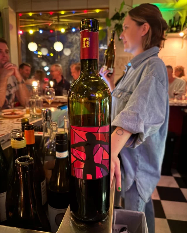 Torsdagskväll modell bättre fick vi uppleva i afton, tack alla gäster som sladdat förbi! I väntan på uteserveringen kör vi dörren på vid gavel så länge för att få den där utomhuskänslan inne.