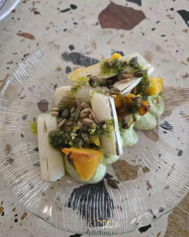 Vit sparris, konfiterad potatis, ramslökspesto, färskost. Riesling finns —————>