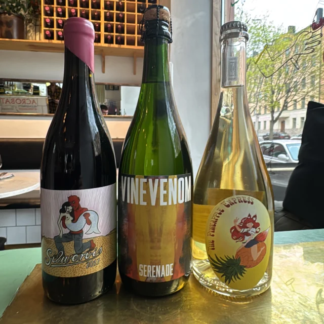 Nya vansinnigt goda grejer från Sydafrika landade precis innanför dörren 🇿🇦 Finns att få på glas inom kort! @wine_rebels 🔥 Terracura Wines - Silwervis 2017 Vinevenom - Serenade 2015 JC Wickens - The Pineapple Express 2022