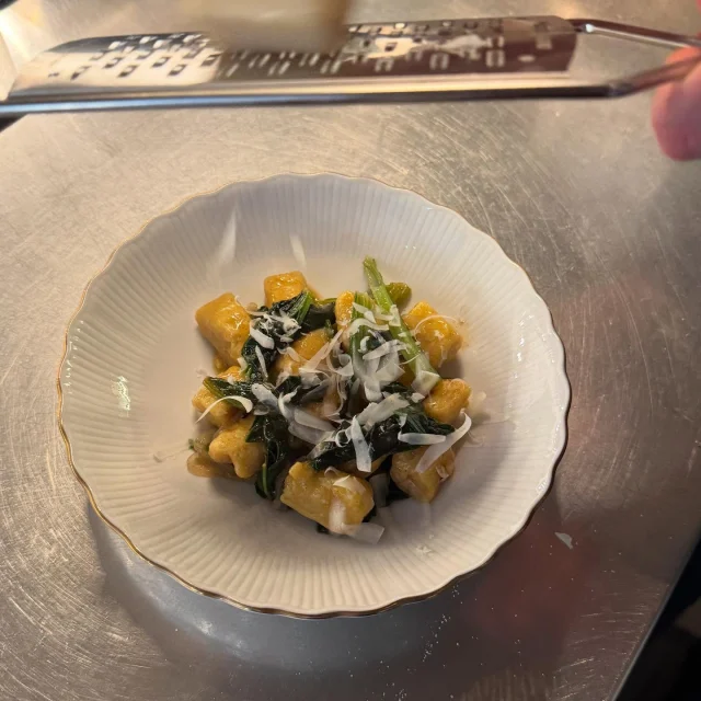 Potatisgnocchi med brynt smör, spenat, citron, hasselnötter & parmesan 🍽️