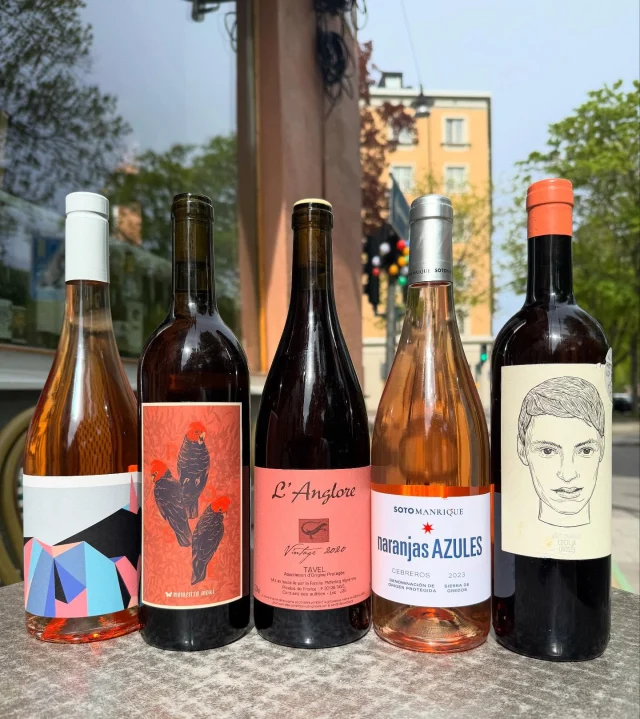 På grund av att våren uteblivit fram tills nu har den rosa vinsäsongen, normalt sett förlagd mellan mitten av april till slutet av juli, blivit försenad med ungefär en månad. Men NU finns sol och NU finns rosé! Och finns, det gör även vår uteservering där drop-in alltid gäller ☀️ På lördag firar vi 2 år som etablissemang mellan kl 15-00, det blir ett jäkla partaj! 🍷: Viladora - Rosato 2022 Momento Mori - Mt Camel Range Rosé 2021 L’Anglore - Vintage Tavel 2020 Soto Manrique - Naranjas Azules 2023 Gut Oggau - Cecilia 2021