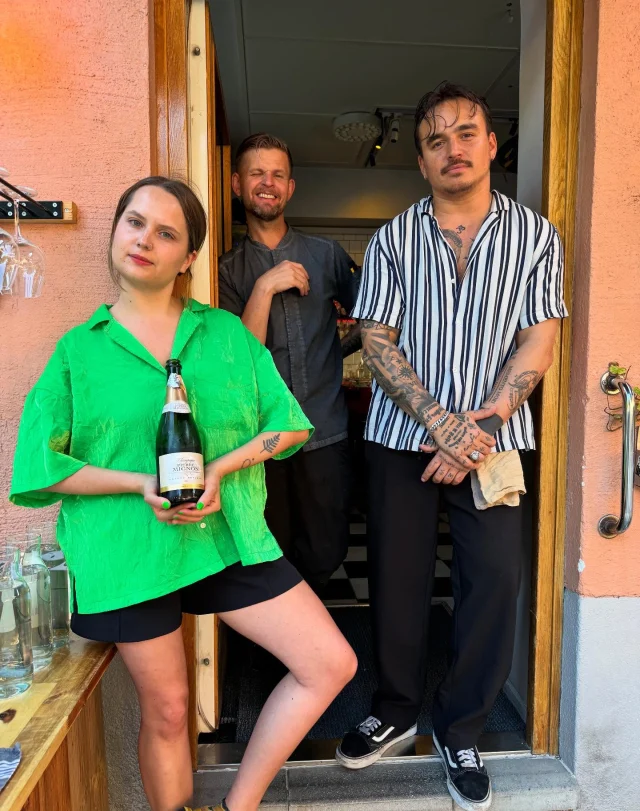 Sista veckan på RK innan semester och ni kära gäster är varmast välkomna! Champagne på glas, solkysst personal 👆🏻och en uteservering som alltid välkomnar drop-in från kl 17 onsdag till lördag. ☀️🍷