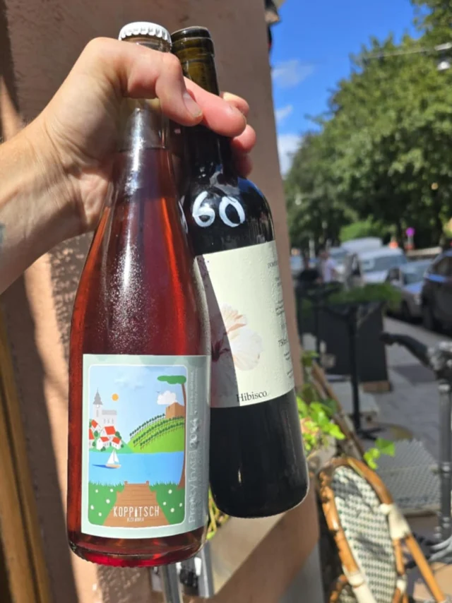Sommardroppar från bl.a Koppitsch och Dominio Vicarí i glasen när vi imorron slår upp portarna efter lite sommarledigt. Gott om möjligheter för drop-in i sommarvärmen och vill man hellre boka bord görs det via hemsidan. Välkomna till ännu en termin på Söders trevligaste hörna 💚