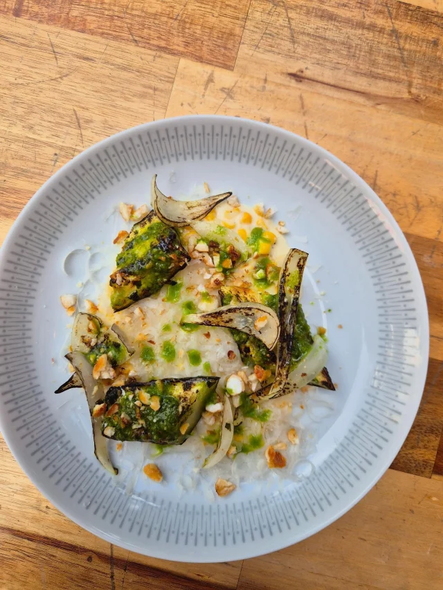 Skördetider! Finfina råvaror från @bondensskafferiost Ekologisk majs parmesanstuvas och serveras med rostad zucchini, jalapeño & dragon 💫