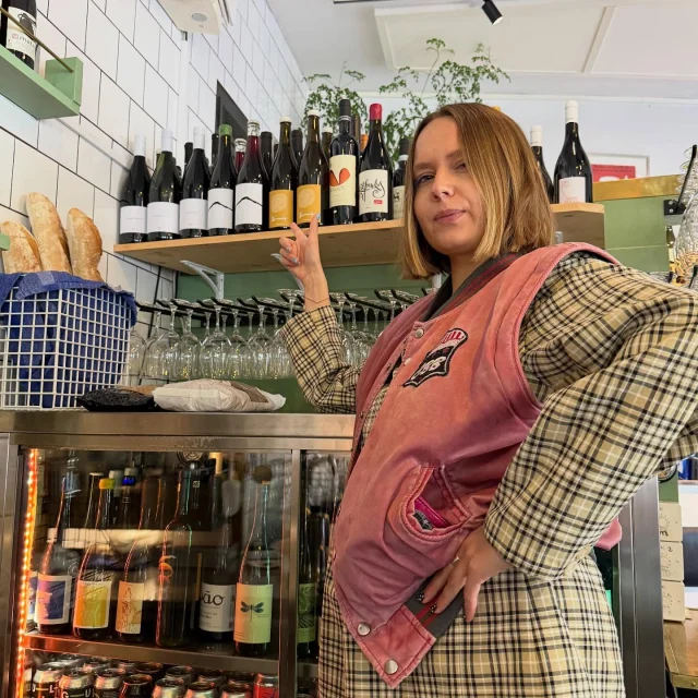 Först in var vi på Wine Waves ”garage sale” i helgen och lyckades plocka på oss dundergrejer från östra delarna av Europa. Tackar för det. Än så länge inte med på någon vinlista så det blir att peka på det som lockar på hyllan. I övrigt en rätt så fullbokad fredag och vädret bjuder upp till dans även på uteserveringen där man numera kan få snacksa på nypicklade grönsaker. Apropå fint väder så har vi nu en flaska rosé-txakoli kvar att servera på glas, sen är ju den säsongen helt uppenbart förbi. David Ritschard i högtalarna på faciliteterna under kvällen om ovan nämnda anledningar inte är skäl nog att besöka oss från kl 17. Bienvenue 🫶🏻 @davidritschardmusic @wine_waves