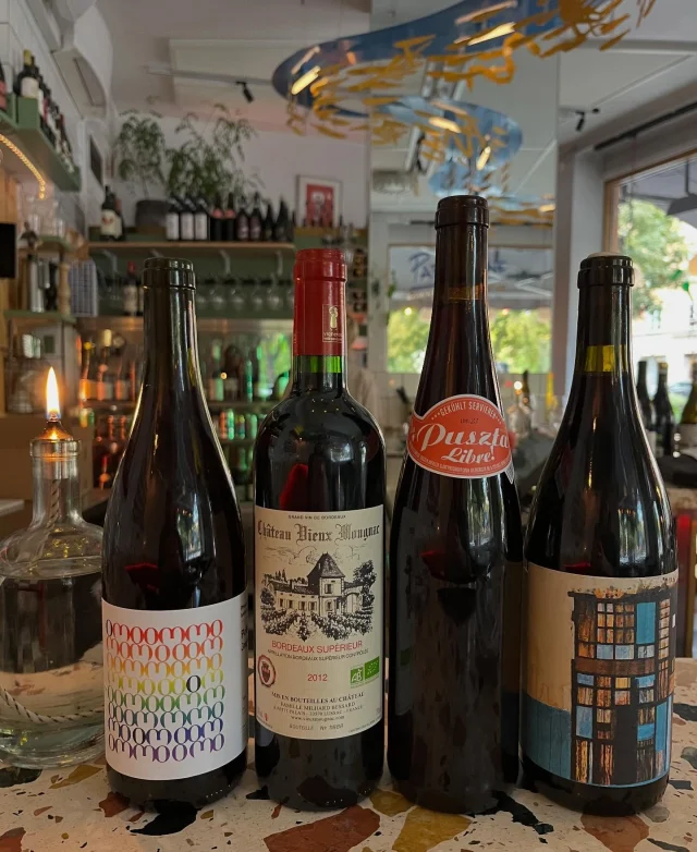 Ny vecka och kyliga kvällar att vänta. Sväng in på ett glas rött eller två, vi har tänt ljusen 🕯️🍷 Pheasants Tears - Poliphonia 2019 Vieux Mognac - Bordeaux superieur 2012 Claus Preisinger - Pusta Libre 2023 Arilds Vingård - Hipster Pinot Noir 2023