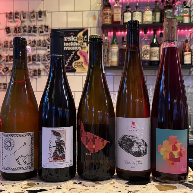 Saker vi gillar att bälja i oss just nu! La Boheme - CC 2023 Damien Bureau - Paloma 2022 João Pato - Maria Duck pet nat 2022 Marto- Côte de Flon 2023 Les vins Pirouettes - Rouge Cubique 2022