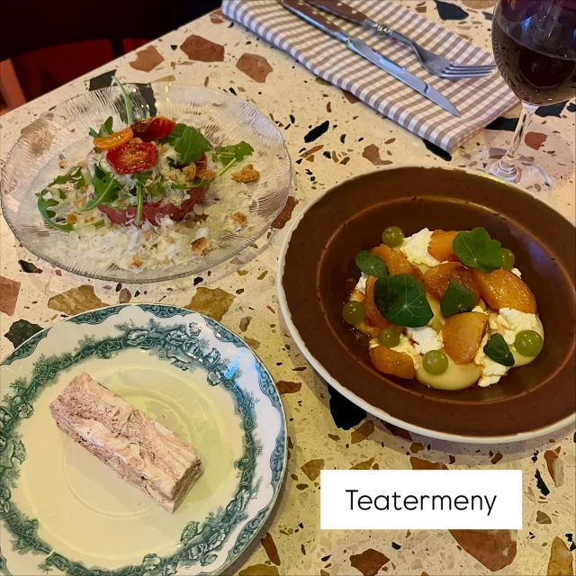 Har du biljetter till @orionteatern i höst? Vi erbjuder en 3-rättersmeny hos oss för 350:- som går att boka i samband med föreställningen; - Glaserade gulbetor med getost, vita bönor, vindruvor - Oxtartar med colatura, tomat, parmesan, bröd - Turrón med hasselnöt, mandel, pistage Du når bokningen via länk från Orionteatern i samband med att du bokar din föreställning. Det går även bra att boka direkt via vår hemsida och ange att ni vill äta Teatermenyn. Det tar 3-4 minuter att knalla mellan oss och teatern. Föreställningen Eriks och Elisabeths semester med Marianne Mörck har premiär 8/11 och spelas januari ut. Biljetterna har gått åt fort men de finns fortfarande att tillgå på www.orionteatern.se 🍂🍁