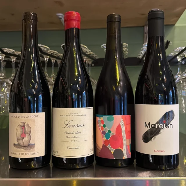 Veckoslutets röda glas line-up 🍷 Chateau Boucarut- Gravé dans la Roche 2023 Envínate - Lousas viñas de aldea 2022 La Boheme - Mȯl 2023 Moreish - Común 2019