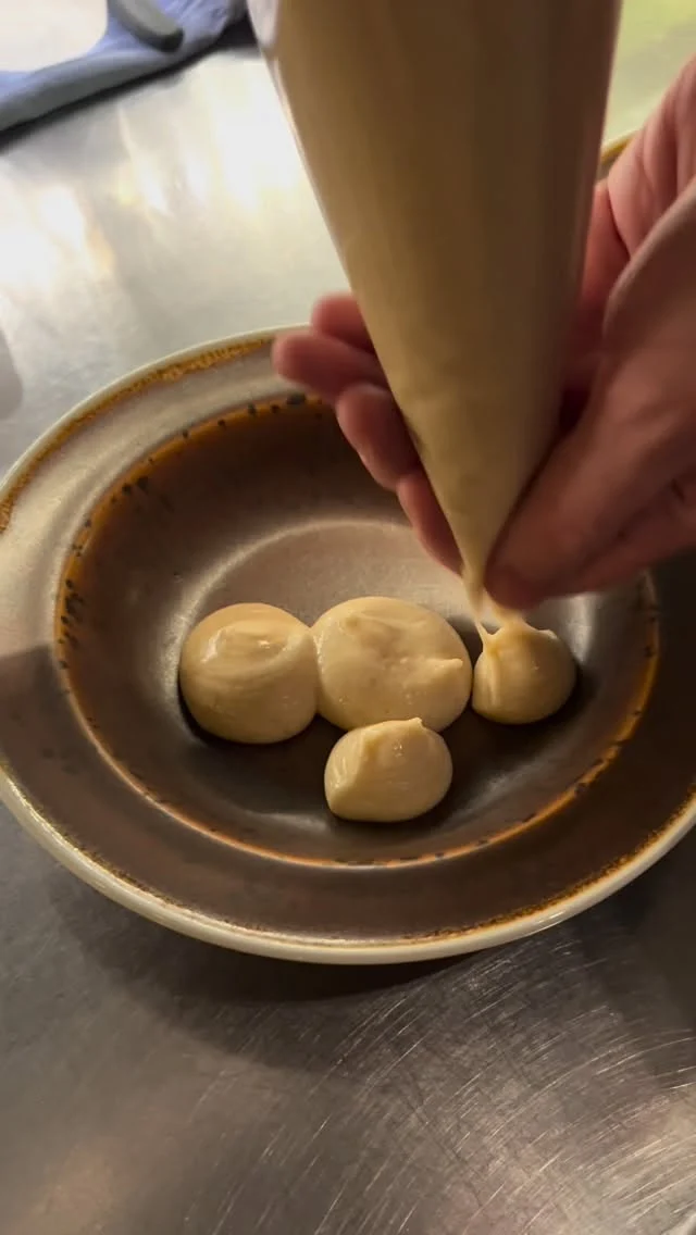 Linus lägger glaserade gulbetor med getost, creme på vita bönor, xipister och körsbär hela hösten och vintern på Katarina bangata 66. Boka bord eller droppa förbi 💚