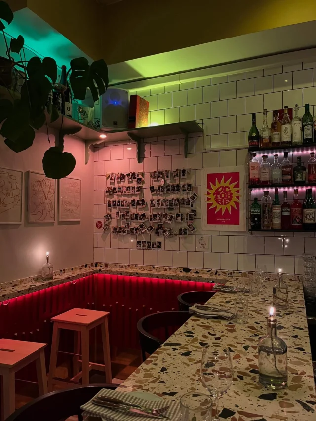 Välkommen in till värmen på Katarina Bangata 66. Boka bord är tipset, men det brukar ofta finnas plats i baren för drop-in 🍷