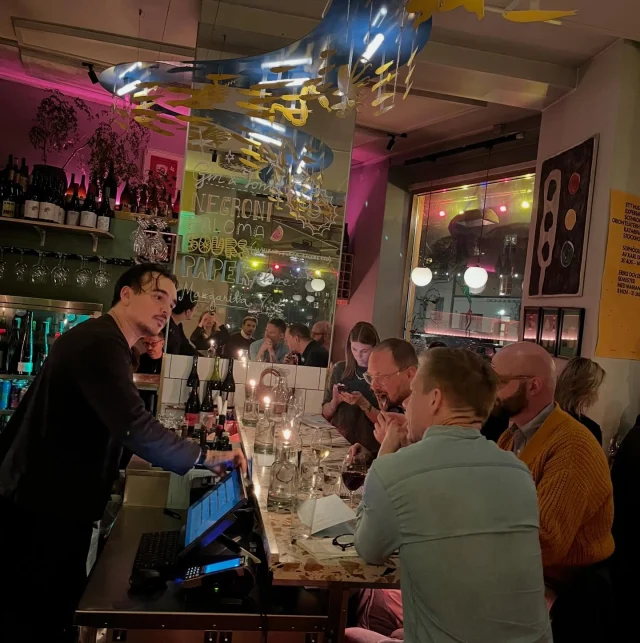 Årets sista riktiga vecka på RK innan vi kör julavslutning på måndag 22/12 tar sin början idag kl 17 Marlon, Elze & Linus på plats och än finns det stolar att boka vid bord eller i baren via hemsidan. Drop-in är oxå trevligt! Katarina Bangata 66 📍