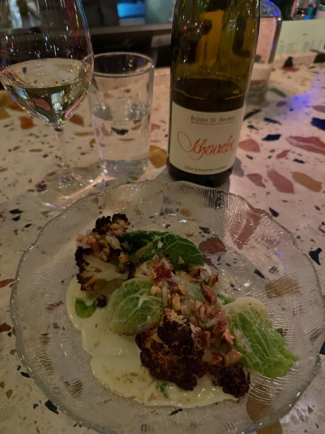 Rostad blomkål och savoykål, beurre blanc med fermenterad grön tomat, mandel & silverlöksvinegrette och jalapeñoolja tillsammans ett glas Scheurebe från Brüder Dr Becker gör jobbet i helgen. Sista pushen i januari börjar nu och spenderas med fördel på Katarina Bangata 66 🫶🏻