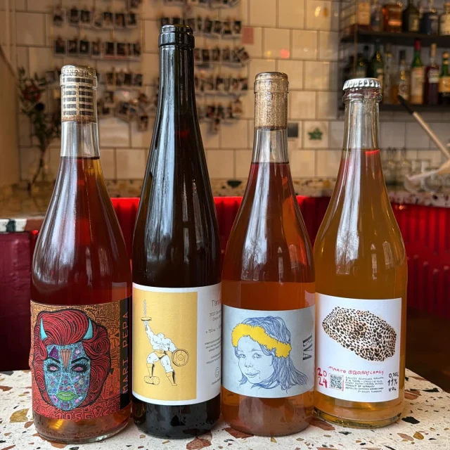 ORANGE och andra fina färger fyller våra kylar nu när helgen tar sin början. Vi kör som vanligt från kl 17 fredag och lördag och som vanligt är ni, kära gäster, varmast vällkomna! Ett fåtal stolar finns att boka och en bar står redo att ta emot drop-in. 🍷