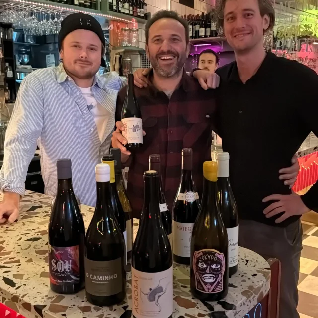 Boa Pressao på plats, Rodrigo Martins på plats.⭐️ Ikväll kör vi all-in Portugal på vinfronten och alla som inte har planer är välkomna att droppa förbi denna kärlekens kväll 💃 Hela baren är stolsfri så stjärterum finnes 17-00 @rodrigo_simao_martins @boapressao