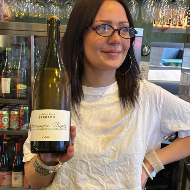 Alva på plats ikväll och häller Aligoté från Perraud till alla myndiga södermalmare med god smak. Har du ingen bokning är du varmast välkommen på drop-in 🍷🍷🍷 Imorrn lördag bommar vi kl 21 pga ett privat event.