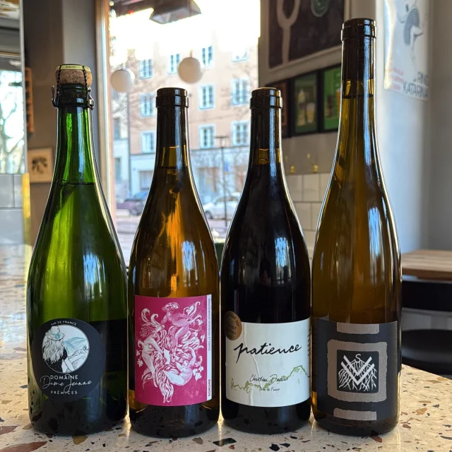 Ny vecka och nya goda viner att bälja i sig. Några personliga favoriter på glaslistan just nu; Domaine Dame Jeanne - Prémices NV Isabelle Perraud - Sorore 2023 Christian & Thibault Ducroux - Patience 2022 Domaine Rietsch - Vielle vigne Sylvaner 2023