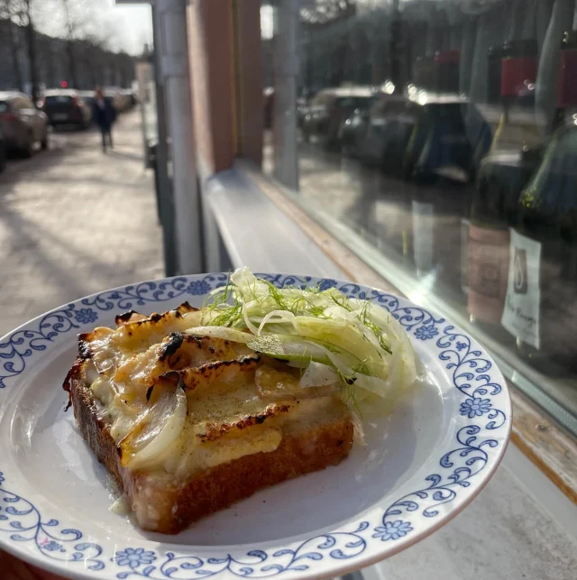 På surdegsbrödet från @bagerietbak har vi lagt rostad gul- och schalottenlök, brie de meaux, havgus, fänkål och säsongens första ramslök 🌱 En högst vårig vinkompatibel anrättning med ☀️☀️☀️ av 3 i betyg
