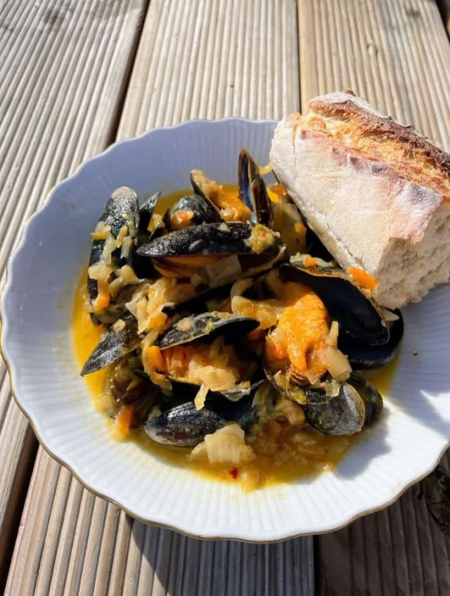 Snickras både ute och inne (uteservering inte långt borta nu 😍). Kom och ät musslor innan vi stänger över påsk! Serveras med supergoda kimchi, karamelliserad lök och bröd att doppa. @kiki.syrat