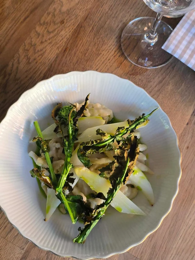Spätzle är tillbaka på menyn! Denna upplaga av södra Tysklands klassiska ’pasta’ ackompanjeras av vit sparris, rapsskott och havgus. Serveras tills vidare på Katarina Bangata 66 🍴