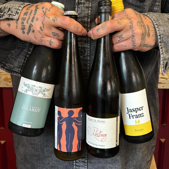 Långa helgen börjar nu! All-out Germany på glaslistans vita del, och det vet man ju att är det nåt tyskarna har koll på så är det vitt vin. ÖPPET HELA HELGEN KOM FÖRBI 💚 Andres - Haardt 2024 Soma Wines - Petit Crew 2024 Brūder Dr Becker - Riesling 2023 Jasper Franz - Boogie 2024