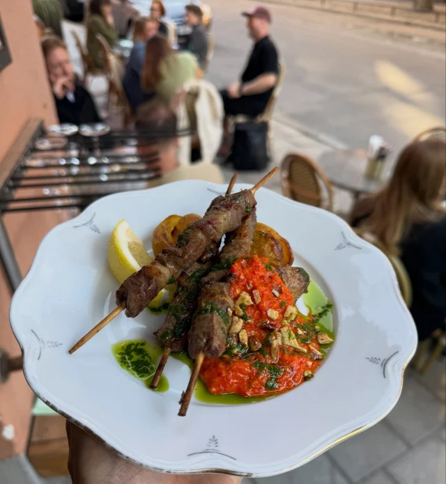 Tack alla som besökt oss i sommar 🫶🏻 Full rulle har det varit! Grillade lammspett med salsa romesco och rostad potatis sjunger på sista versen nu i veckorna men finns garanterat tillgängligt i helgen på Katarina Bangata 66. Uteserveringen sjunger absolut inte på sista versen och kommer vara öppen så länge någon vill sitta på den 🍷
